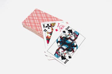 Beyaz arka plan üzerinde oyun kağıdı