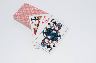 Beyaz bir arka plan kopya alanı üzerinde oyun kağıdı