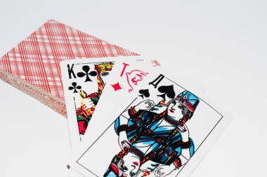 Beyaz bir arka plan kopya alanı için metin üzerinde oyun kağıdı