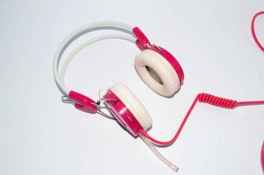 Pembe Beyaz arka plan, metin için kopya yer kulaklıktan.