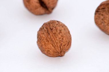 Beyaz arka plan üzerinde yakın çekim makro izole birkaç ceviz