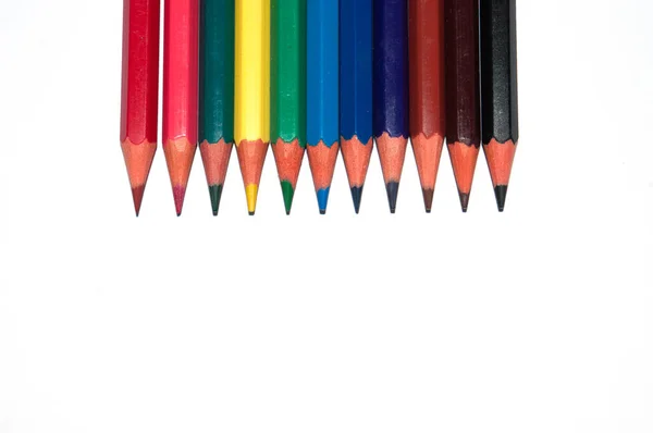Цветные карандаши на белом фоне вид сверху. На заднем плане есть место для вставки текста . — стоковое фото