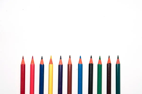 Crayons de couleur sur fond blanc vue du dessus. Concept d'éducation, d'école, d'apprentissage et de créativité — Photo