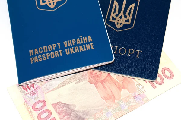 Паспорт громадянина України і гроші на білому тлі макро скопіювати простір — стокове фото