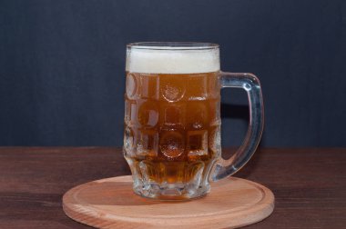 Koyu arkaplanda bir kupa bira