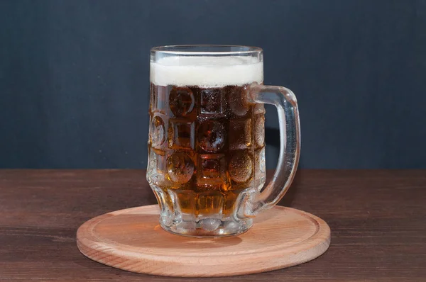 暗い背景にビールのマグカップ — ストック写真