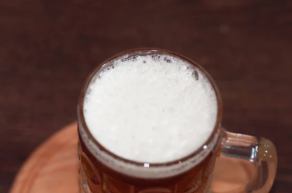 Bolle di birra nel piano di vetro — Foto Stock