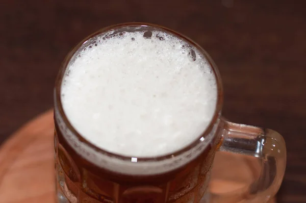 Pęcherzyki piwa w szklanym blatem — Zdjęcie stockowe
