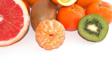 Dilimlenmiş egzotik meyve ürün yelpazesine bir beyaz zemin üzerine kapatın. Kivi ve Mandarin portakal dilimleri