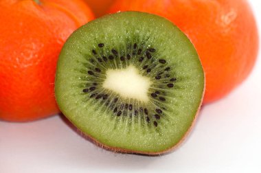 Yakın çekim meyve kivi ve mandalina beyaz arka plan üzerinde dilim