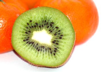 Yakın çekim meyve kivi ve mandalina beyaz arka plan üzerinde dilim