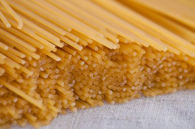 Yan makro yakın çekim en iyi görünümü bir gri arka plan üzerinde ham spagetti