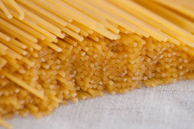 Yan makro yakın çekim en iyi görünümü bir gri arka plan üzerinde ham spagetti