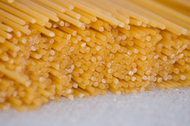 Yan makro yakın çekim en iyi görünümü bir gri arka plan üzerinde ham spagetti