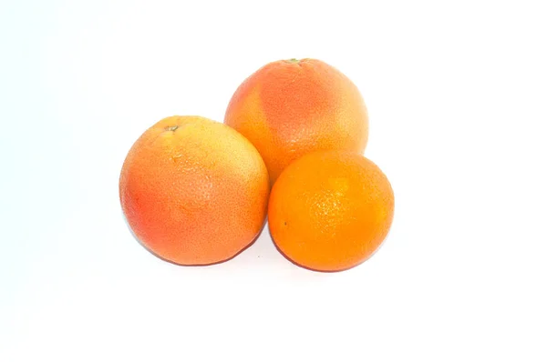 Duas toranja e uma laranja em um fundo branco isolar espaço de cópia — Fotografia de Stock