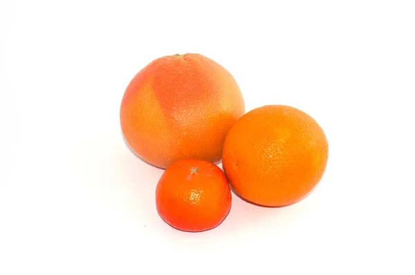 Frutas tangerina, laranja e toranja sobre um fundo branco — Fotografia de Stock