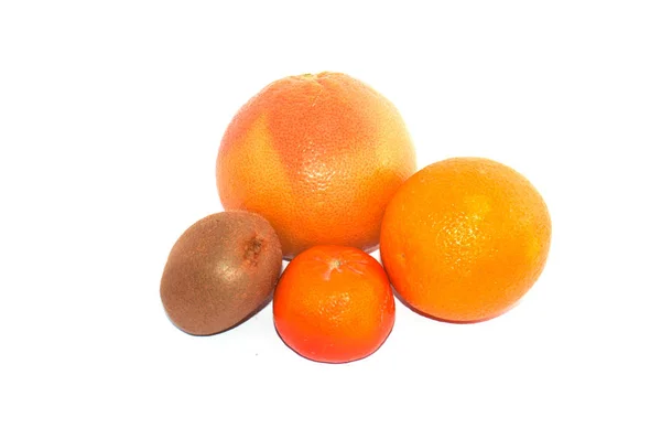 Quivi de frutas, tangerina, laranja e toranja em um fundo branco — Fotografia de Stock