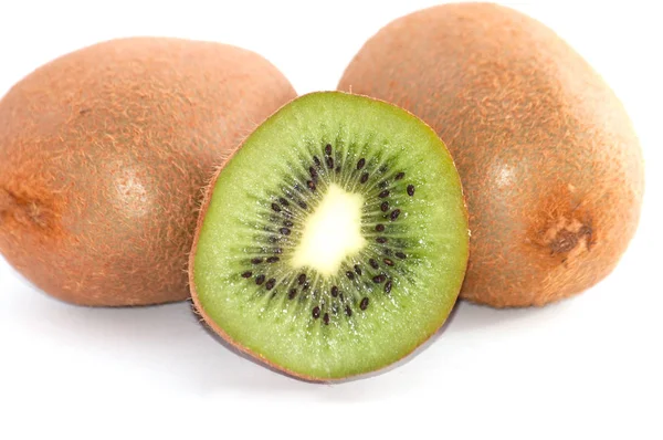 Kiwi på vit bakgrund. Saftiga mogen frukt isolatet — Stockfoto