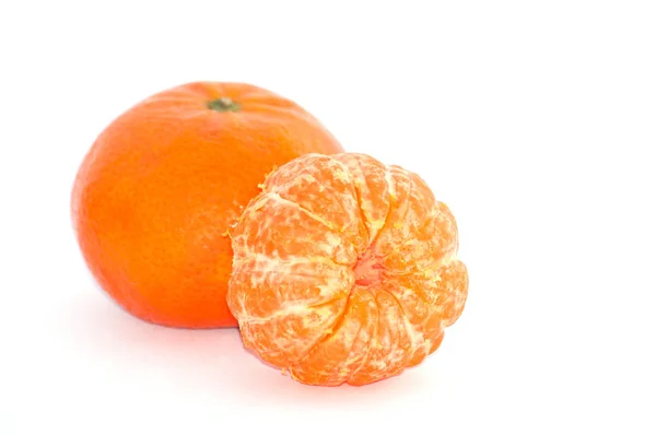 Dvě šťavnatá mandarinka na bílém pozadí, makro — Stock fotografie