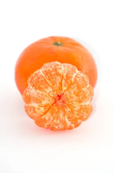 Moget tangerine på en vit bakgrund närbild kopia utrymme — Stockfoto