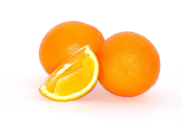 Апельсин на белом фоне, сочные плоды скользят крупным планом — стоковое фото