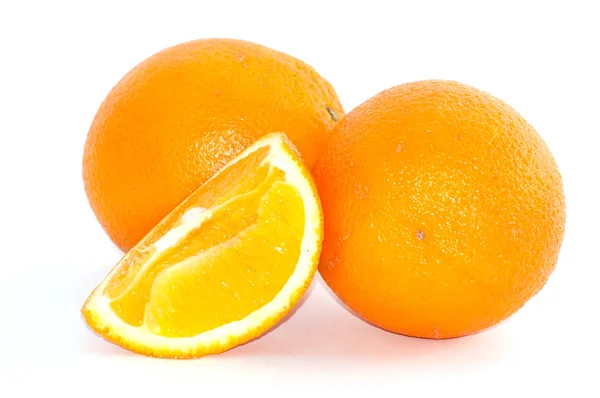 Orange auf weißem Hintergrund, saftige Fruchtscheiben in Nahaufnahme — Stockfoto