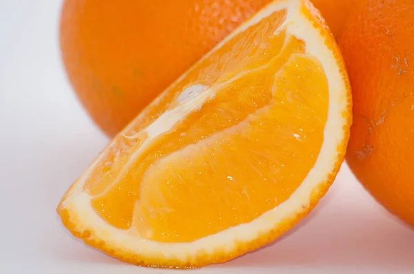 Orange sur fond blanc, tranches de fruits juteuses en gros plan — Photo