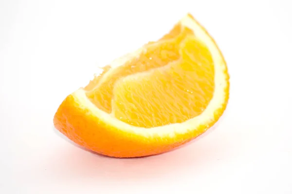 Апельсиновый макро на белом фоне, сочный фруктовый ломтик крупным планом — стоковое фото
