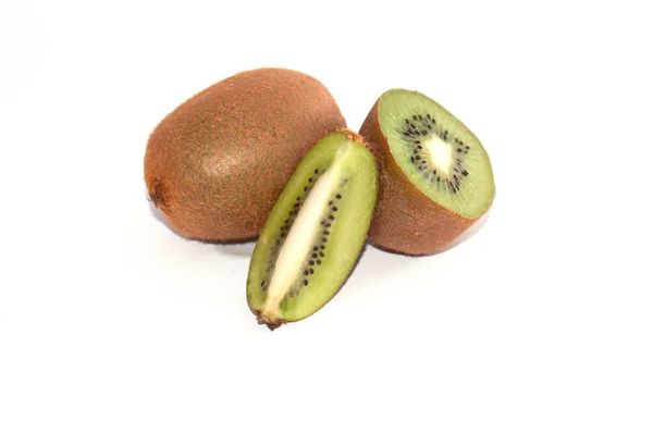 Un morceau de kiwi et de fruits entiers, une tranche en gros plan sur fond blanc — Photo