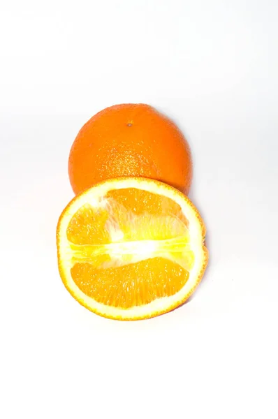 Orange på vit bakgrund med kopia utrymme. Saftiga exotiska frukter, isolera — Stockfoto