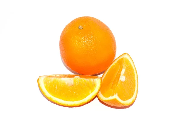 Naranja sobre fondo blanco con espacio para copiar. Fruta exótica jugosa, aislar — Foto de Stock