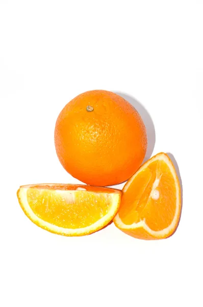 Orange sur fond blanc avec espace de copie. Fruits exotiques juteux, isoler — Photo