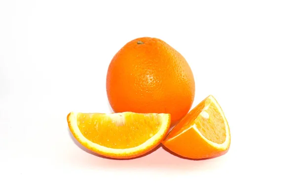Orange sur fond blanc avec espace de copie. Fruits exotiques juteux, isoler — Photo