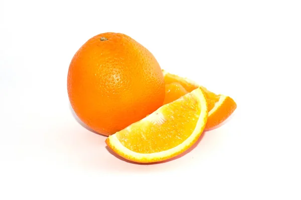 Orange på vit bakgrund med kopia utrymme. Saftiga exotiska frukter, isolera — Stockfoto