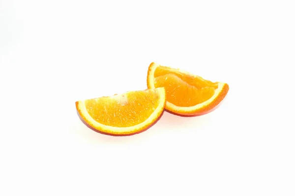 Tranches juteuses d'orange mûre sur fond blanc, isoler — Photo
