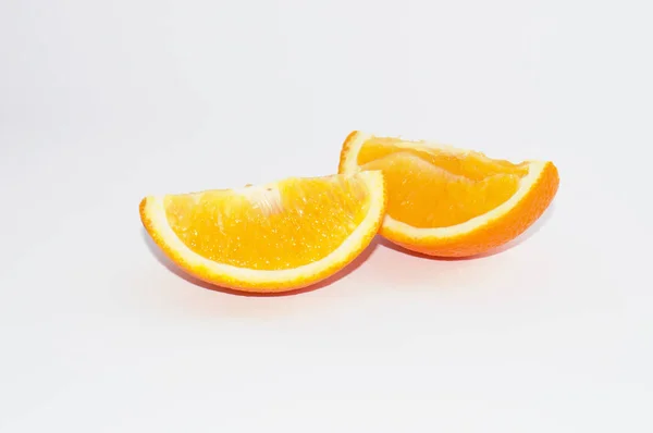 Tranches juteuses d'orange mûre sur fond blanc, isoler — Photo