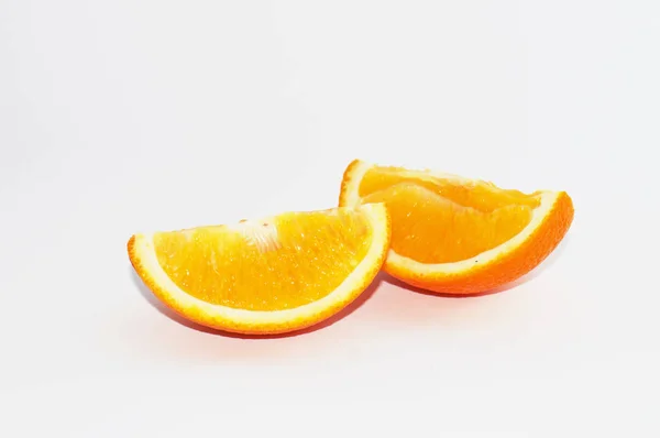 Tranches juteuses d'orange mûre sur fond blanc, isoler — Photo