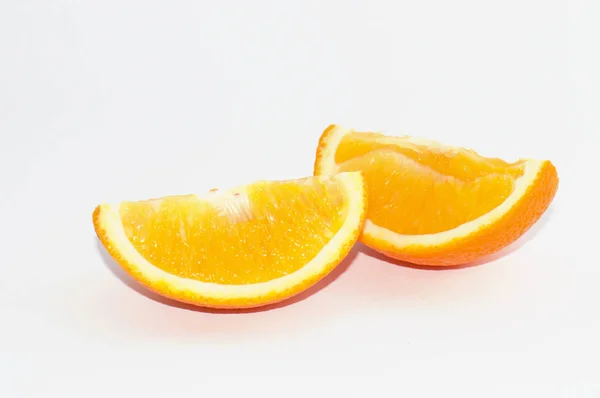 Tranches juteuses d'orange mûre sur fond blanc, isoler — Photo