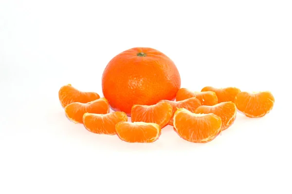 Whole tangerine and slices on white background — Stock Photo, Image