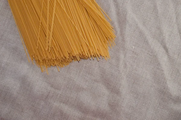 Gri bir arka plan üzerinde ham spagetti — Stok fotoğraf