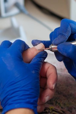 Cihaz güzel kadın için çivi eller yakın çekim manikür. Kavram spa hizmetleri, güzellik salonları