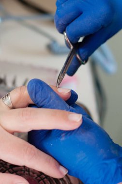 Güzel kadın manikür, spa salonu sürecinde. Güzellik Hizmetleri kavramı