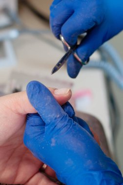 Güzel kadın manikür, spa salonu sürecinde. Güzellik Hizmetleri kavramı