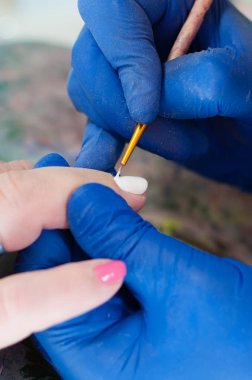 Spa salonda manikür. Çivi resmi başvuru süreci. Kavram güzellik Hizmetleri.