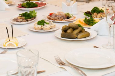 Şenlikli Paskalya yemeği. Atıştırmalıklar ve yiyecek içeren bir masa.