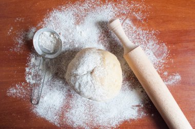 Şenlikli bir pasta yemek. Hamur, un ve haddeleme pin üst görünümü