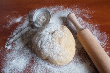 Paskalya için bir şenlikli kek yemek. Hamur, un ve haddeleme pin üst görünümü