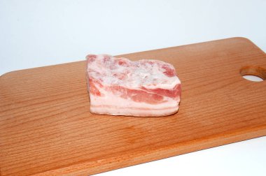 Dondurulmuş domuz yağı, bir kesme tahtası üzerinde büyük parça
