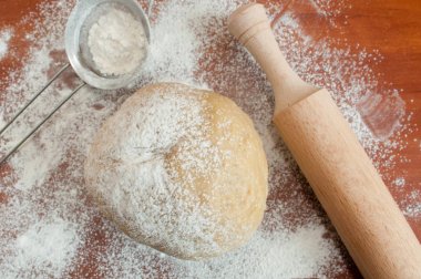 Şenlikli bir pasta yemek. Hamur, un ve haddeleme pin üst görünümü