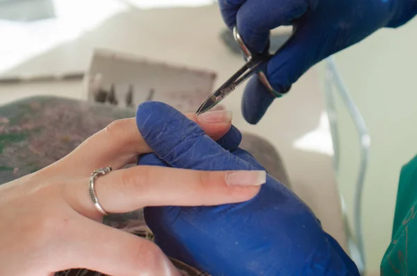 Het proces van het creëren van een manicure in de spa salon. Nail Care concept — Stockfoto